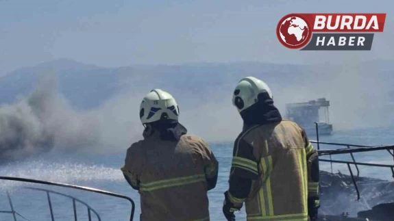 Marinada 5 tekne yanarak kullanılamaz hale geldi.