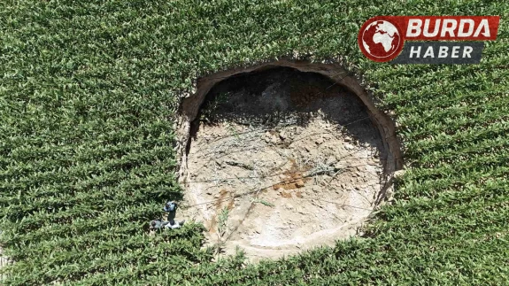 Karaman'da bir mısır tarlasında 15 metre genişliğinde obruk oluştu.