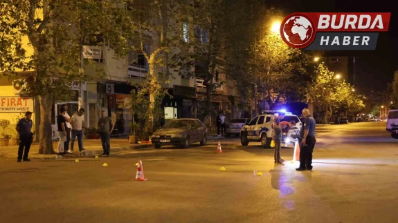 Sokak ortasında silahla defalarca ateş edildi, şüpheliler aranıyor.