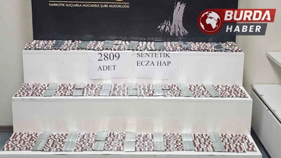 16 yaşındaki şüpheli 2 bin 809 adet uyuşturucu hapla yakalandı.