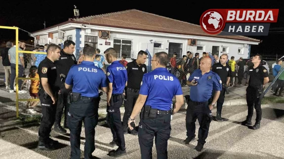 Hakem kırmızı kart gösterdi, futbolcu yumruk attı.