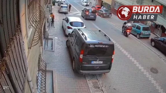 Esenyurt’ta tartıştığı ablasının arabasının camını çekiçle kırdı.