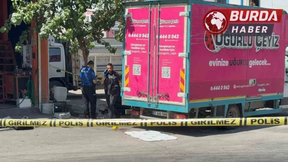 Geri manevra yapan kamyonetin altında kalan çocuk öldü.