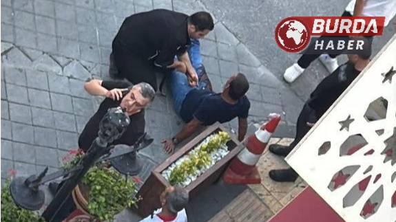 Eski kız arkadaşına çalıştığı markette saldırdı, bir kişiyi bıçakladı.