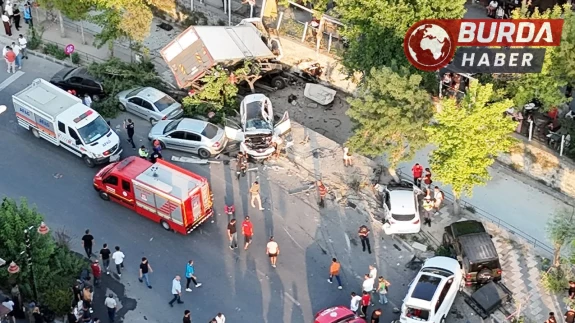 Freni patlayan kamyon 10 araca çarpıp kanala düştü.