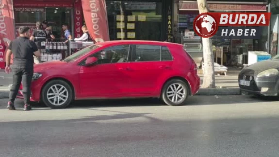 Sultangazi’de park halinde bir otomobil kurşun yağmuruna tutuldu.