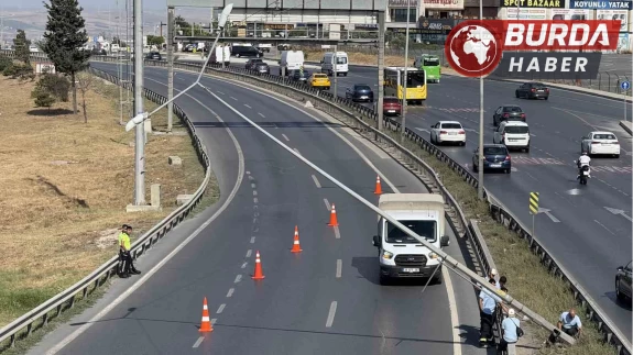 Büyükçekmece’de şiddetli rüzgardan aydınlatma direği yan yattı.