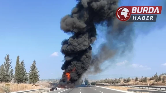 Şoför, yolcuları tahliye ettikten sonra otobüs alev alev yandı.