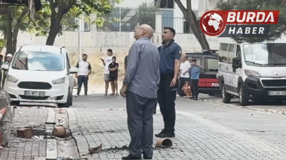 Evini yakmaya çalıştı, müdahale etmek isteyen polise saksı attı.