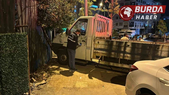 Sultanbeyli’de seyir halindeki araca silahlı saldırı düzenlendi.