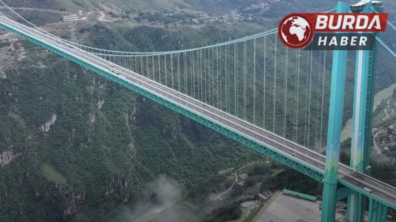 Guizhou'da inşa edilen dünyanın en yüksek köprüsü trafiğe açıldı.