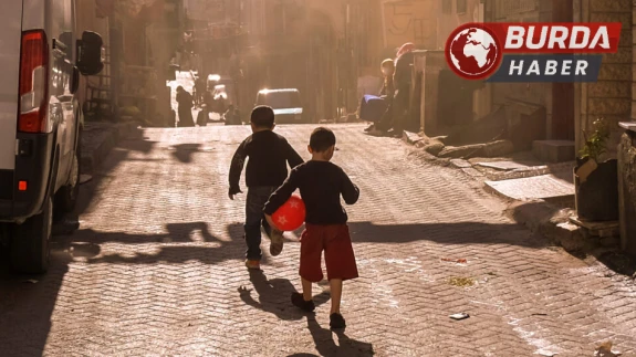 Sesinden rahatsız olduğu çocuklara sopayla saldırdı.