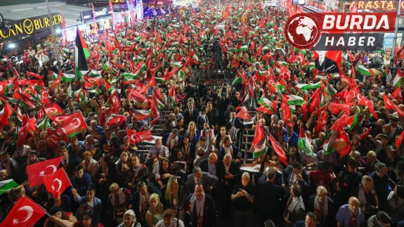 CHP mitinginde çatıya çıkıp soyunan adamı polis gözaltına aldı.