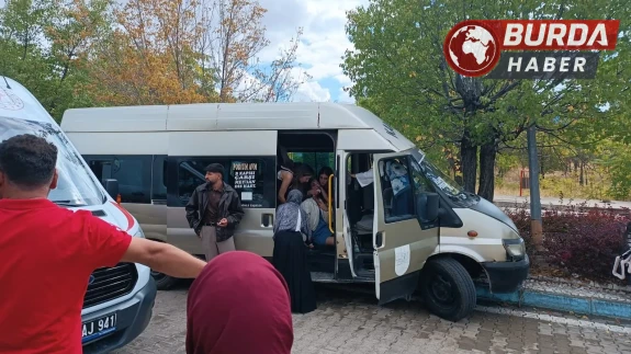 Kırıkkale’de dolmuş ağaca çarptı: 13 üniversite öğrenicisi yaralandı