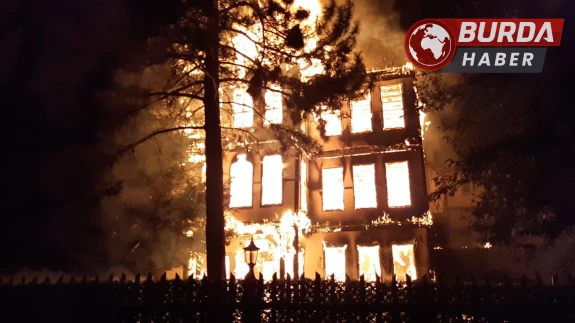 Bolu’da tarihi Keyvanlar Konağı'nda yangın: Alevler geceyi aydınlattı