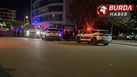 Parkta üvey babasını bıçaklayarak ağır yaraladı.