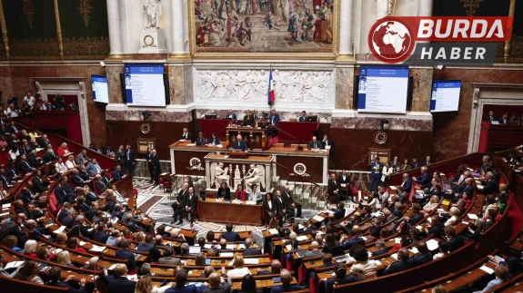 Fransa’da güvenoyu alamayan Başbakan François Bayrou hükümeti düştü.