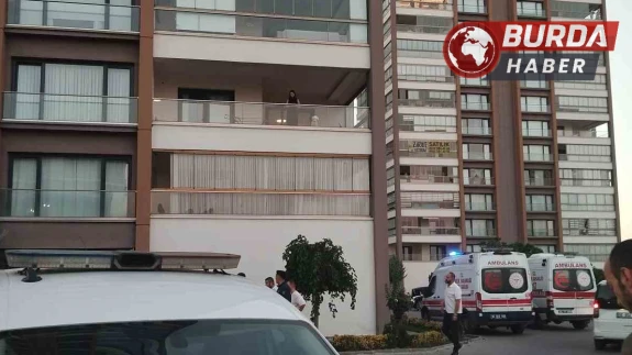 Boşanma aşamasındaki eşini çocuklarının gözü önünde öldürdü.