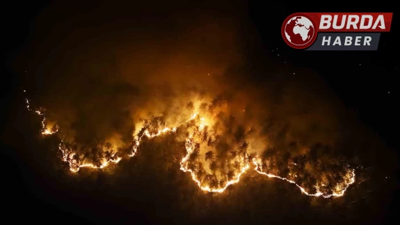 Karabük’te 12 saattir devam eden orman yangını dron ile görüntülendi.