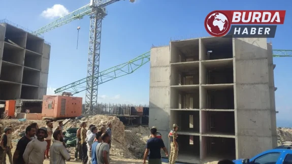 Dinamitle gerçekleştirilen patlatmada kule vinç yıkıldı.