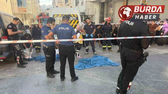 Esenyurt’ta servis minibüsü anne oğlu ezdi, çocuk hayatını kaybetti.