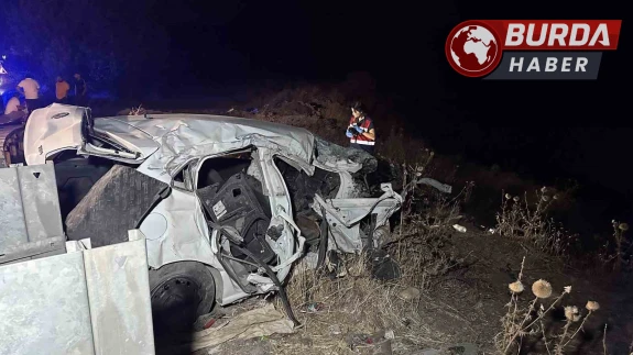 Ters şeride giren otomobil tankerle çarpışıp şarampole yuvarlandı.