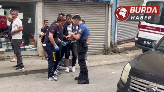 Bursa’da aile içi şiddet ihbarına giden polislere köpekle saldırdı.