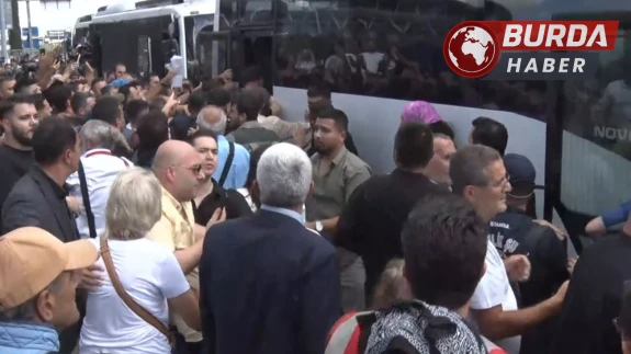 CHP İl Başkanlığı önündeki kalabalık, polis otobüsüne saldırdı.