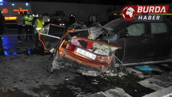 Manisa’da feci kazada otomobil ikiye bölündü: 1’i çocuk 5 ölü