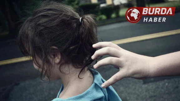 Güpegündüz çocuk kaçırma girişimi son anda engellendi.