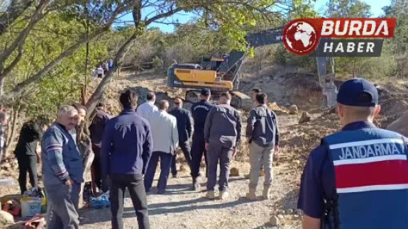 Su kuyusu açmaya çalışan 2 çiftçi toprak altında mahsur kaldı.