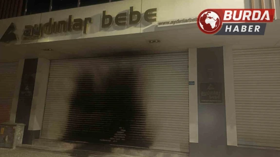 Bursa’da mağazayı ateşe veren şahıs olay esnasında video çekti.