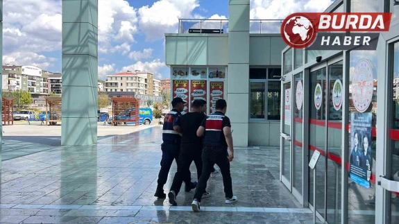 Durduramadığı aracın arkasından ateş eden şahıs sürücüyü vurdu.