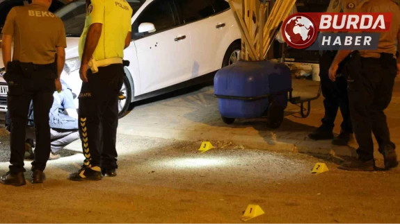 Adana'da uzun namlulu silahla oto galeriyi taradılar.