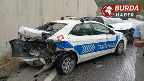 Kazaya müdahale eden polis aracına otomobil çarptı.