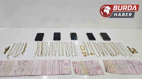 Mersin'de kuyumcuları sahte altınla dolandıranlar yakalandı.