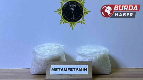 Kiralık arabayla uyuşturucu sevkiyatı yapan baba-oğul yakalandı.