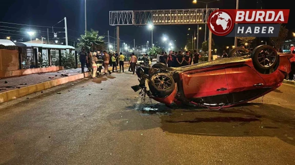 Otomobil, kaldırımda yürüyen yayalara çarptı: 3 kişi öldü