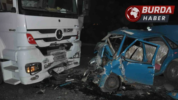 Tır ile otomobil kafa kafaya çarpıştı: 3 kişi öldü
