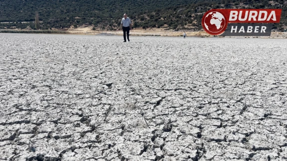 Eğirdir Gölü kuraklık nedeniyle ortadan ikiye bölündü.