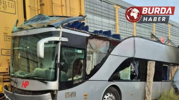 Meksika’da tren yolcu otobüsüne çarptı:  8 kişi öldü