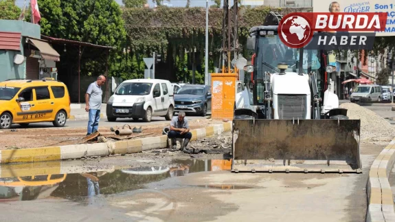 Adana'da su borusu patladı, cadde göle döndü.