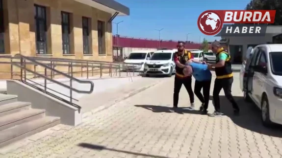 Adana'da 46 yıl hapisle aranan dolandırıcı sokağa çıkınca yakalandı.