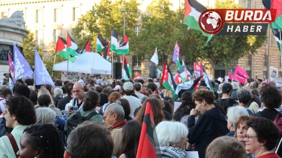 Paris’te protesto: "Katil Netanyahu, Filistin Filistinlilerindir"