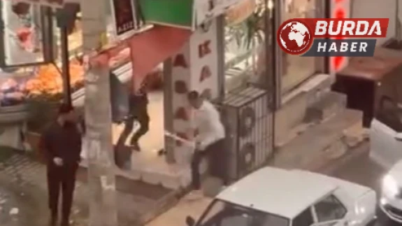 İzmir'de Trafik Tartışması: Sürücü Döner Bıçağıyla Kovaladı