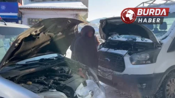 Kars'ta Araçlar Donarak Durdu, Vatandaşlar Zor Anlar Yaşadı