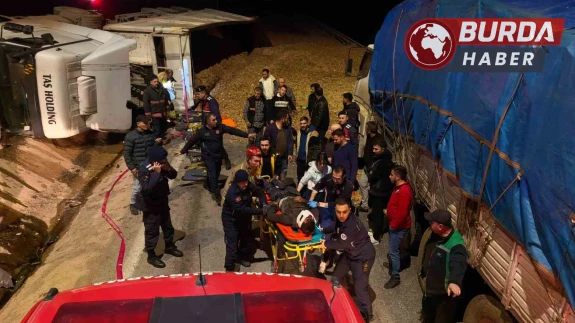 Bursa'da Talaş Yüklü Tır Devrildi: Genç Sürücü Hayatını Kaybetti