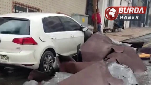 İstanbul'da Şiddetli Lodos: Ev ve İş Yerleri Zarar Gördü