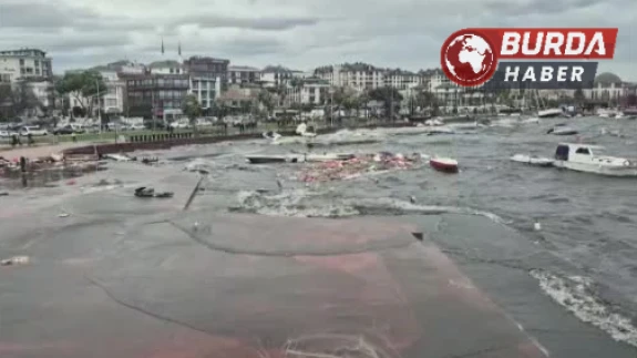 Tuzla'da Şiddetli Fırtına ve Yağış: Deniz Taştı Yollar Göle Döndü