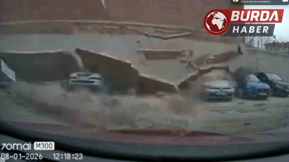 Eskişehir'de Fırtınanın Etkisiyle Binanın Duvarı Otoparka Devrildi